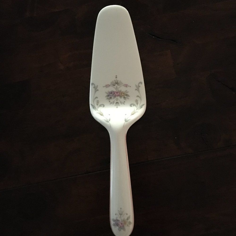 Christopher Stuart Spring Crest Cake Server